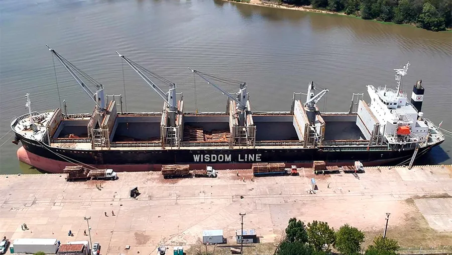 La mayoría de los ultramarinos inician su carga en el puerto de La Histórica, donde embarcan unas 20 mil toneladas, y completan con otras 15 mil en el puerto del Sur entrerriano. La mayoría de los ultramarinos inician su carga en el puerto de La Histórica, donde embarcan unas 20 mil toneladas, y completan con otras 15 mil en el puerto del Sur entrerriano.