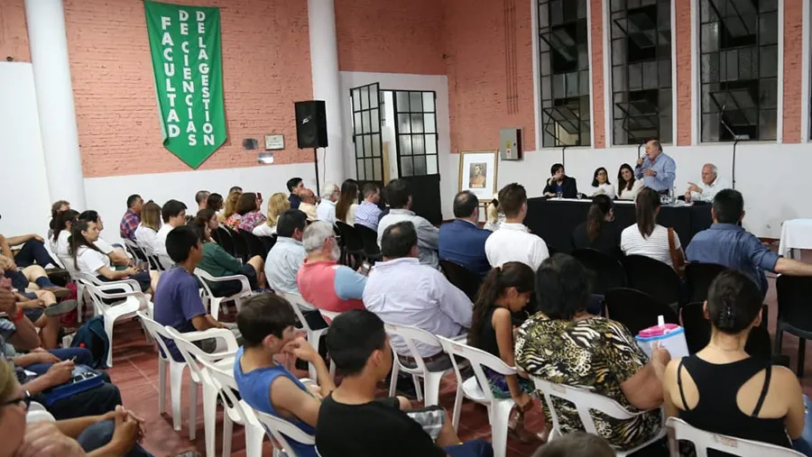 El ex gobernador Jorge Busti destacó que “uno de los objetivos primordiales que nos propusimos desde un primer momento al conformar este grupo de trabajo, es lograr acercar la historia de ´Pancho´ Ramírez a los más jóvenes”. El ex gobernador Jorge Busti destacó que “uno de los objetivos primordiales que nos propusimos desde un primer momento al conformar este grupo de trabajo, es lograr acercar la historia de ´Pancho´ Ramírez a los más jóvenes”.
