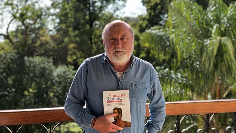 Jorge Busti presentando en sociedad el libro Francisco Ramírez: 200 años de identidad entrerriana.