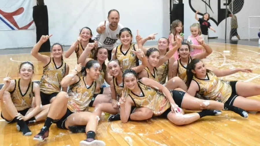 Plantel U13 femenino de Estudiantes Las chicas de Estudiantes U13 conquistaron la Copa de Oro del Torneo Dos Orillas