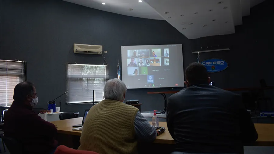 La modalidad elegida fue la videoconferencia donde participaron en un mismo horario todos los intendentes de un mismo Departamento junto a los legisladores de cada uno de ellos.