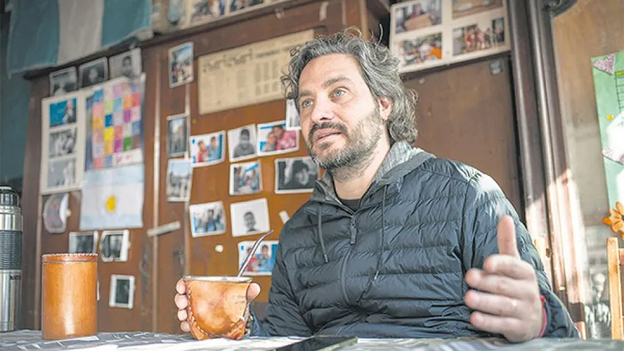 El jefe de Gabinete, Santiago Cafiero, en la unidad básica Justicia Social que está ubicada en uno de los ingresos a La Cava, en Rolón y Neyer, en San Isidro.