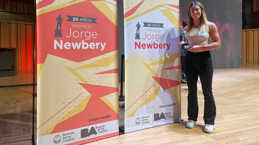 La entrerriana Camila Suáraez recibió el Premio Jorge Newbery a la mejor basquetbolista