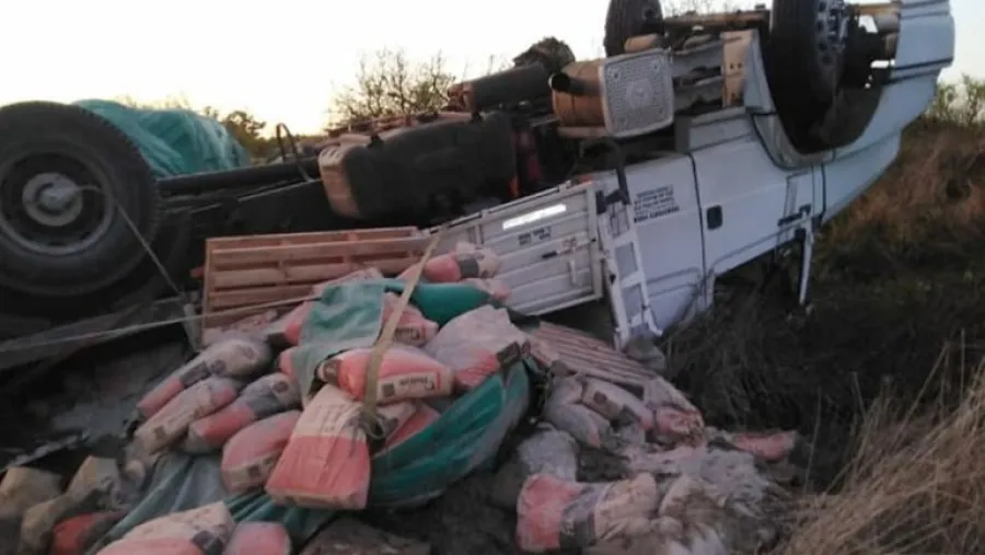 Un camión que viajaba a Feliciano pisó la banquina y volcó Un camión que viajaba a Feliciano pisó la banquina y volcó