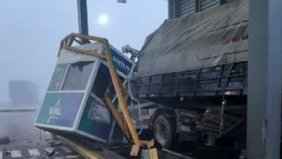 El camión embistió la cabina y un utilitario en el kilómetro 22 de la autovía Rosario-Santa Fe. El camión embistió la cabina y un utilitario en el kilómetro 22 de la autovía Rosario-Santa Fe.