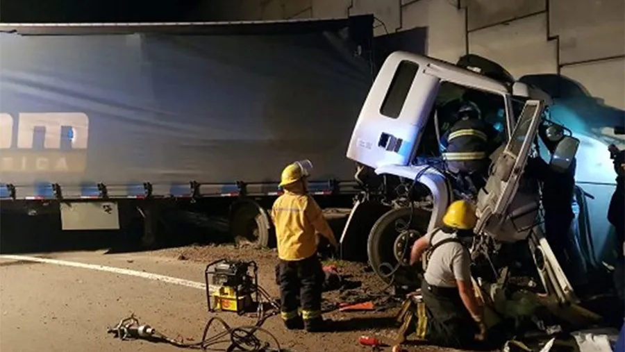 Lamentablemente el conductor del camión falleció tras el impacto del pesado rodado contra el paredón del puente que eleva la Autovía Nacional N° 18.