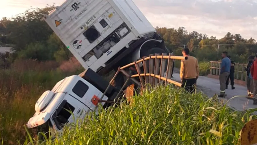 La cabina del camión cayó al arroyo y la caja térmica quedó colgada del puente de la RP 11. La cabina del camión cayó al arroyo y la caja térmica quedó colgada del puente de la RP 11.