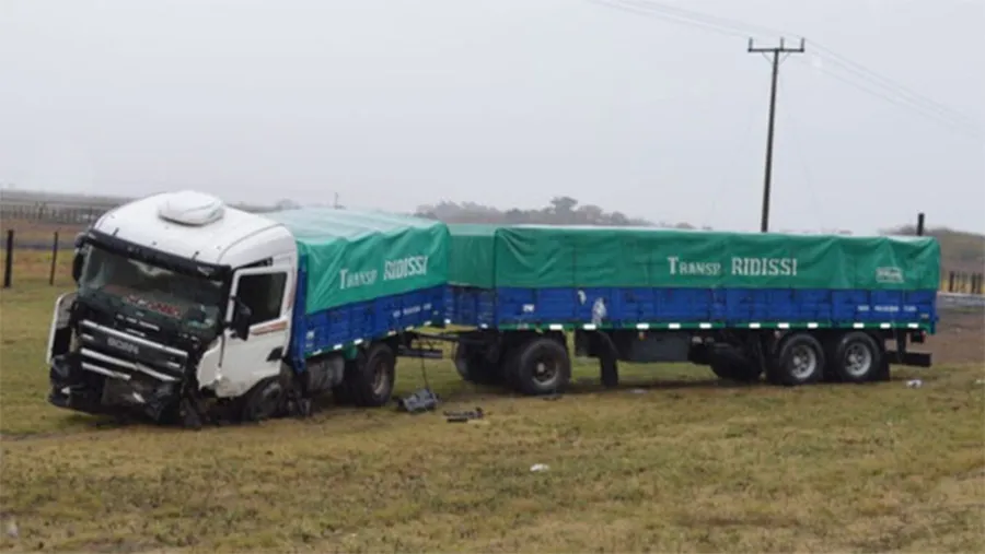 La camioneta, Toyota Hilux, en la que iban tres personas, chocó de frente con el camión Scania, que circulaba en sentido contrario, y ambos rodados terminaron sobre la banquina.