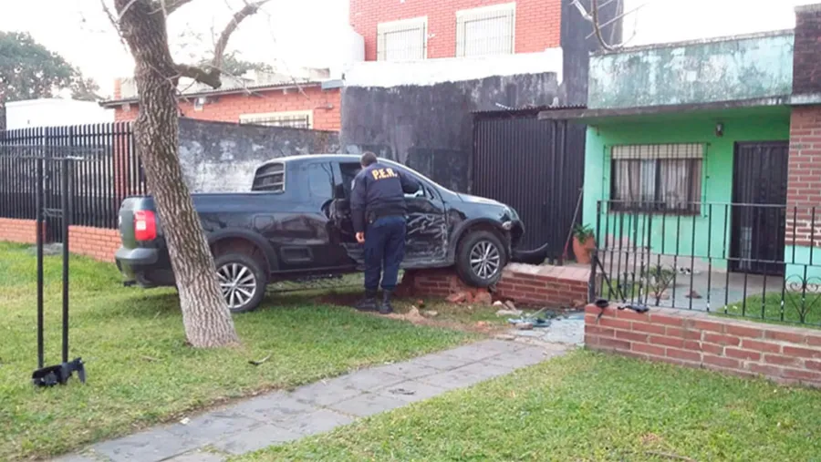 La Saveiro había subido a la vereda e impactó contra un árbol y el muro con ladrillos a la vista y rejas de la vivienda. La Saveiro había subido a la vereda e impactó contra un árbol y el muro con ladrillos a la vista y rejas de la vivienda.