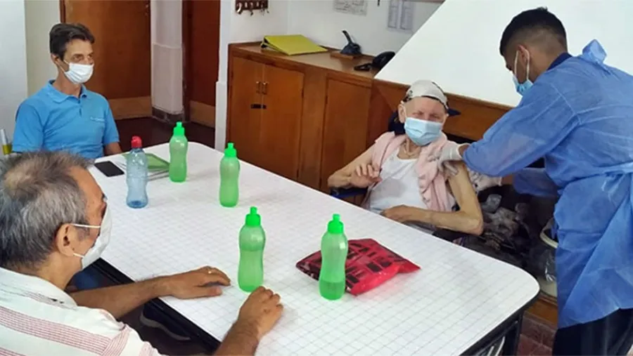 Tienen continuidad los operativos de vacunación contra el coronavirus en residencias geriátricas públicas y privadas. La inmunización de los grupos de mayor riesgo se inició el viernes, en los lugares donde culminó la vacunación de trabajadores de salud. Tienen continuidad los operativos de vacunación contra el coronavirus en residencias geriátricas públicas y privadas. La inmunización de los grupos de mayor riesgo se inició el viernes, en los lugares donde culminó la vacunación de trabajadores de salud.