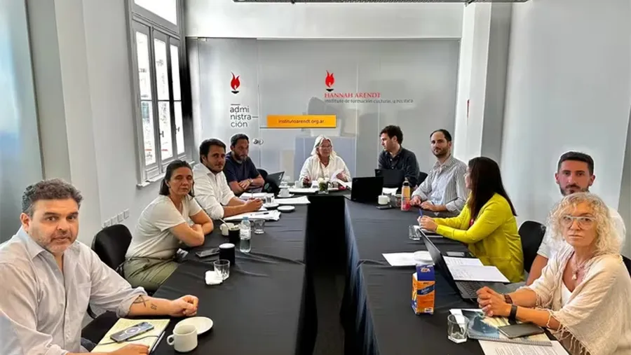 Cabecera. Carrió reapareció en un encuentro en la fundación Hannah Arendt, con críticas al DNU y la Ley Ómnibus.