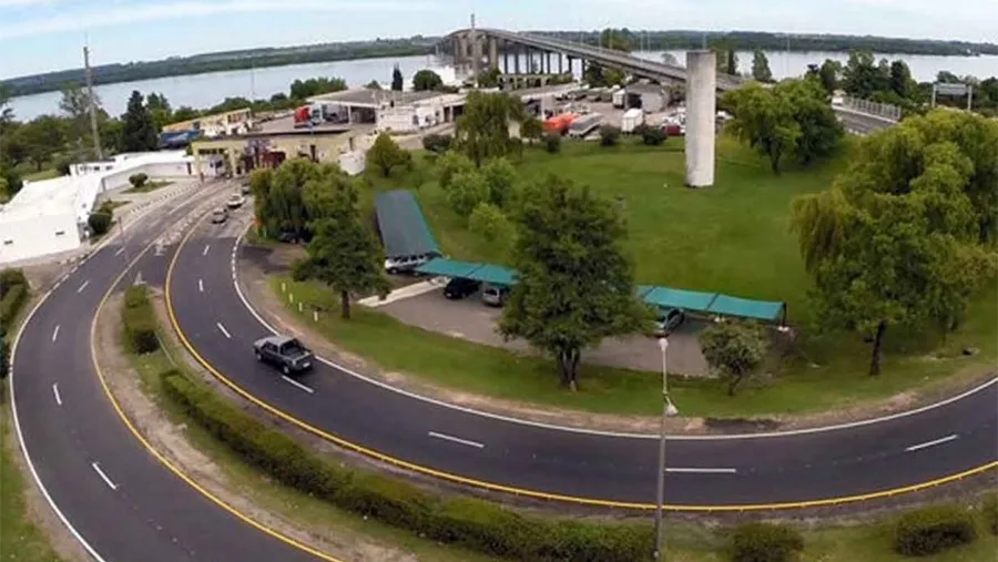 Imagen de archivo del enlace Colón-Paysandú. Favorecidos por el cambio monetario, es incesante el ingreso de uruguayos al país.