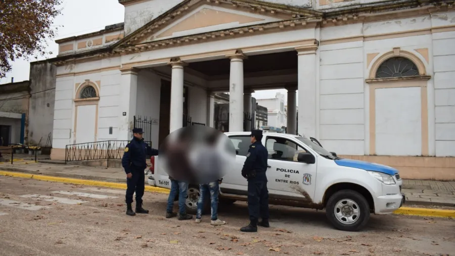 Momento en que la Policía detuvo a dos personas por sustraer elementos del Cementerio Norte de Gualeguaychú.