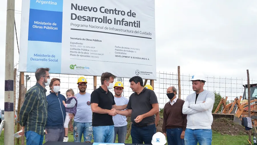 El intendente de Gualeguaychú, Esteban Martín Piaggio firmó el acta de inicio de las obras del Centro de Desarrollo Infantil en el Barrio Curita Gaucho.