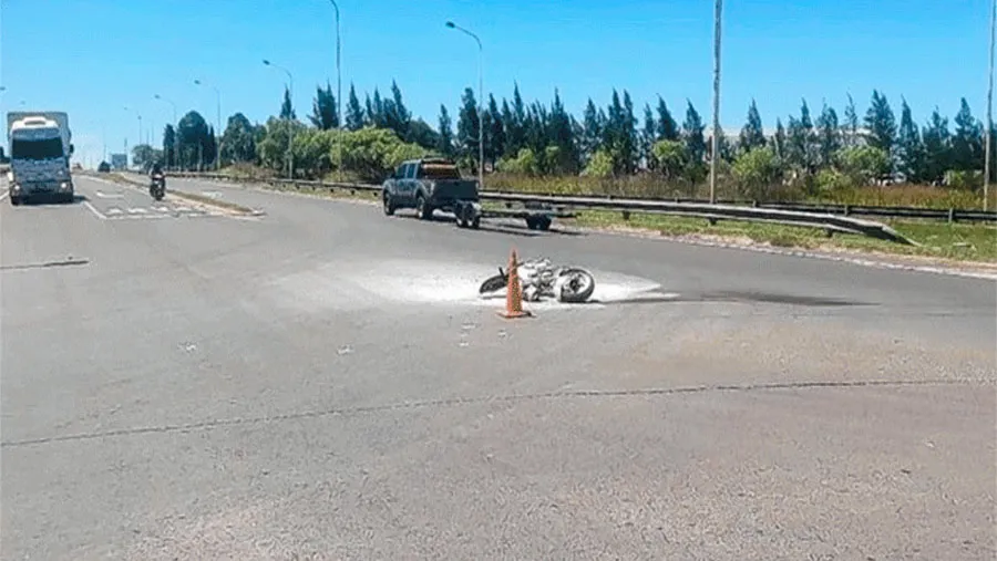 El impacto entre la moto y la camioneta se produjo aproximadamente a las 15 del miércoles pasado, en la intersección de la Ruta Nacional N° 12 y calle Newbery de Paraná. El impacto entre la moto y la camioneta se produjo aproximadamente a las 15 del miércoles pasado, en la intersección de la Ruta Nacional N° 12 y calle Newbery de Paraná.