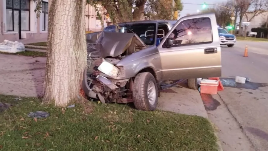 La camioneta impactó primero contra una farola y luego contra un árbol en la localidad de María Grande. Su conductor sufrió lesiones graves.