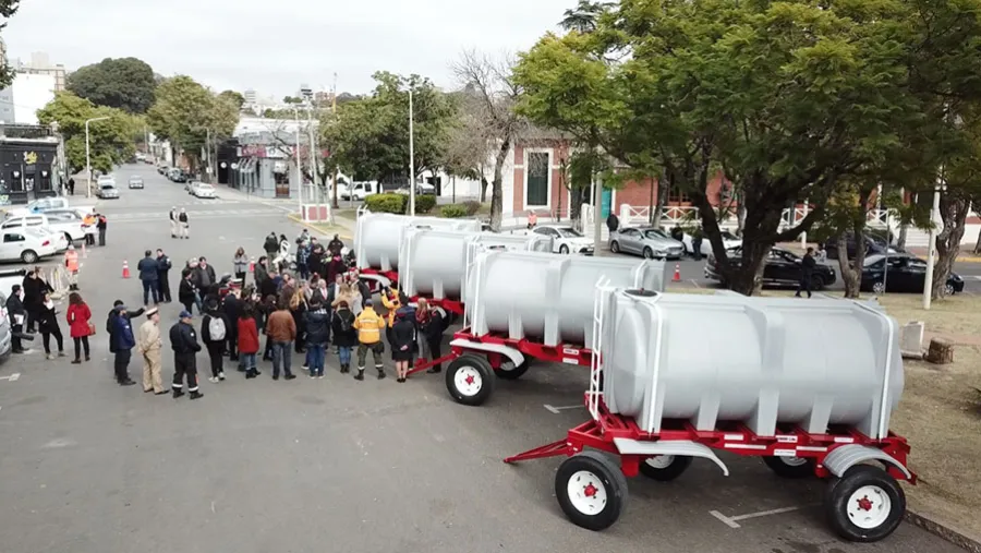 El equipamiento de las cisternas a los Bomberos Voluntarios suma elementos para suministrar agua potable a las poblaciones afectadas por la bajante del río Paraná.