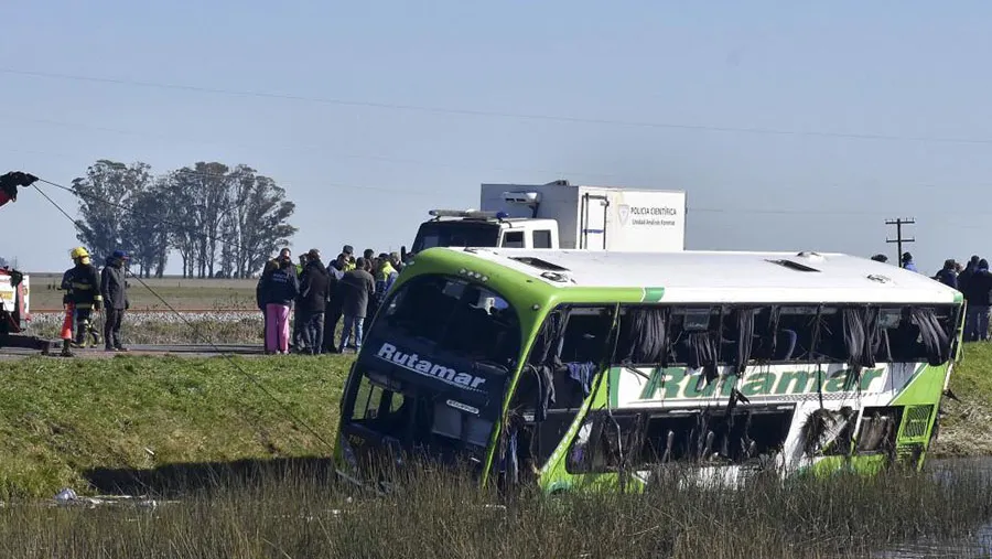 El Ministerio de Transporte entiende como un serio problema la cantidad de accidentes que tienen los micros de dos pisos. El Ministerio de Transporte entiende como un serio problema la cantidad de accidentes que tienen los micros de dos pisos.