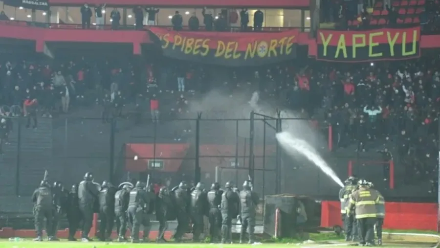 Serios incidentes y suspensión del partido que Colón perdía ante Mitre en Santa Fe