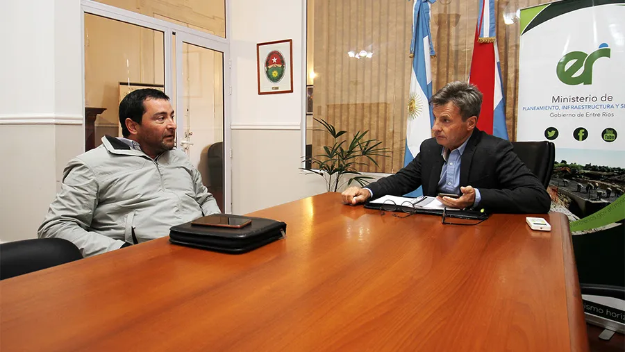 El intendente de Colonia Elía, Gabriel Barbará y el ministro de Planeamiento, Infraestructura y Servicios, Marcelo Richard.