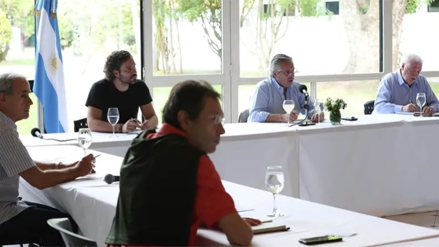 Alberto Fernández junto al jefe de Gabinete, Santiago Cafiero, y el ministro de Salud en la reunión con los especialistas que integran el comité científico por el coronavirus.