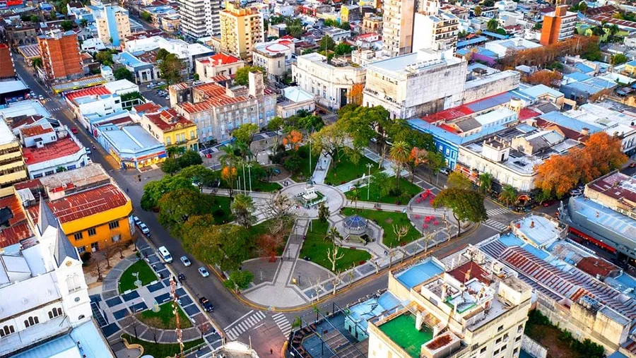La Plaza 25 de Mayo de Concordia se está poniendo en valor dentro del Plan Estratégico de Desarrollo Urbano.