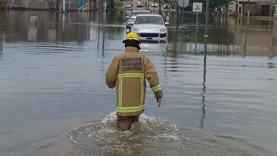Los Bomberos Voluntarios realizaron ayer un operativo de rescate, luego que un vehículo quedara varado sobre la avenida Castro, entre las calles Salta y Mitre, en una zona afectada por las aguas del río que se encuentra en ascenso.