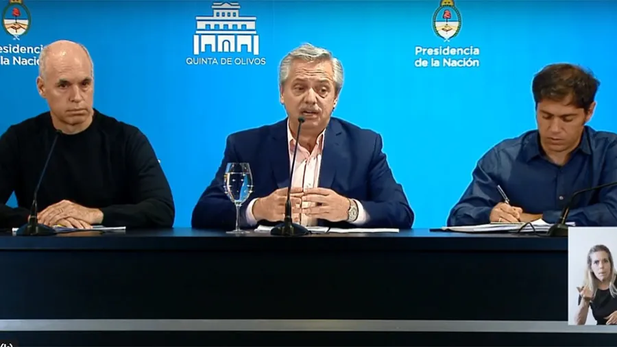 Acompañado por el gobernador bonaerense, Axel Kicillof, y el jefe de Gobierno porteño, Horacio Rodríguez Larreta, el Presidente Alberto Fernández anunció la suspensión de las clases y el cierre de fronteras para extranjeros, entre otras medidas.