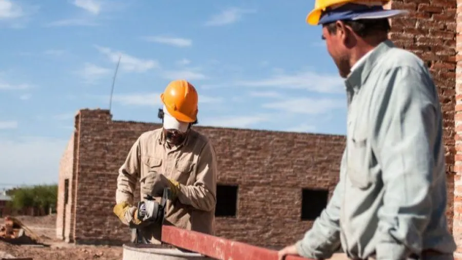 La construcción subió 4,3% en octubre, pero descendió 0,9% interanual