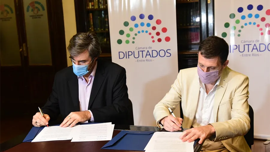 Ángel Giano y Luciano Filipuzzi rubricaron un convenio marco de colaboración entre la Cámara de Diputados de la Provincia y la Universidad Autónoma de Entre Ríos.