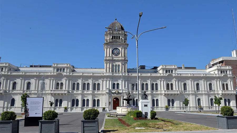 La provincia remitió a los municipios los desembolsos referidos a la garantía de coparticipación con un incremento en comparación con mismo período del año pasado, que supera la inflación. El total asciende a más de 563 millones de pesos. El titular de Hacienda provincial, Gustavo Labriola, informó que “en estos días se están haciendo los desembolsos para los municipios referidos a la garantía de coparticipación que está establecida en la Constitución provincial y que en este mes fue sustancialmente mayor q