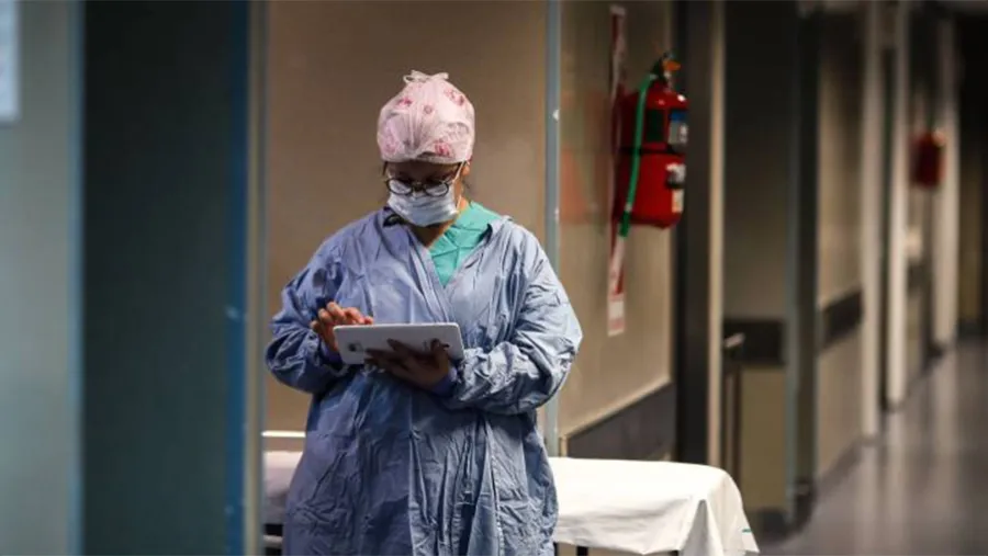 El Ministerio de Salud de la Nación informó este sábado 9 de abril que, en las últimas 24 horas, se registraron 840 nuevos contagios de coronavirus y 3 muertes, la cifra más baja de fallecidos en cuatro meses. El Ministerio de Salud de la Nación informó este sábado 9 de abril que, en las últimas 24 horas, se registraron 840 nuevos contagios de coronavirus y 3 muertes, la cifra más baja de fallecidos en cuatro meses.