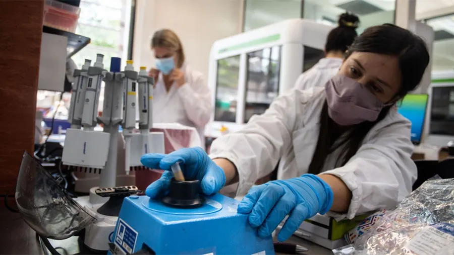 Con el registro de hoy, el total de casos positivos desde el inicio de la pandemia se elevó a 8.728.262 mientras que las víctimas fatales suman un acumulado de 123.987 personas.