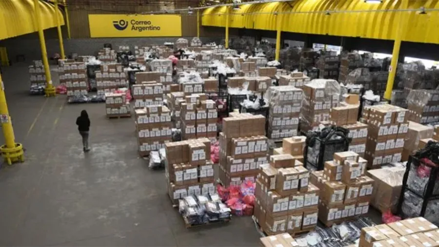 El recorte de 5.000 trabajadores impediría, hoy por hoy, realizar el operativo electoral. En las elecciones del año pasado, se repartieron 108.111 urnas en más de 17.000 locales para que 35.405.013 personas pudieran votar. A Entre Ríos llegaron 3.434 urnas.