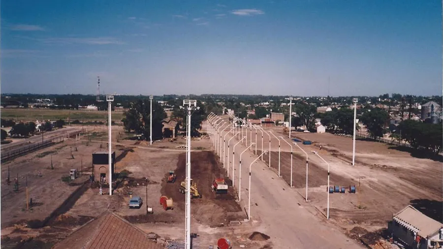 Imagen de archivo de la etapa de construcción del Corsódromo. Hoy celebra 28 años de vida y su presencia es clave para el desarrollo del Carnaval del País y la nave insignia de la temporada de verano.