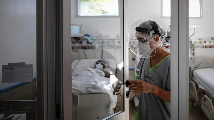 El Ministerio de Salud de la Nación informó que el total de contagios desde que comenzó la pandemia ascendió a 2.393.492 y que en total fallecieron 56.199 personas. El Ministerio de Salud de la Nación informó que el total de contagios desde que comenzó la pandemia ascendió a 2.393.492 y que en total fallecieron 56.199 personas.