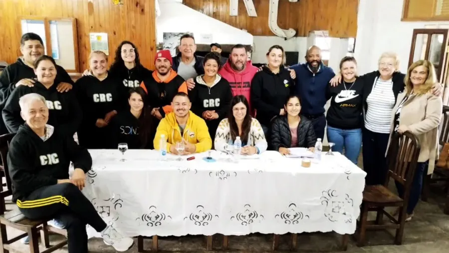 Capibá cumplió un viejo anhelo: instaló su cancha de césped sintético