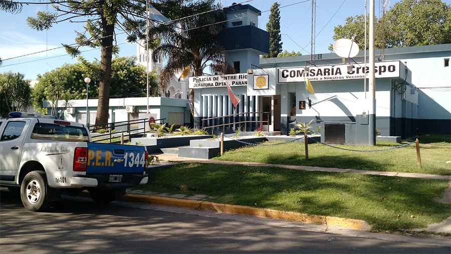 La Policía de Crespo está intentando identificar al vehículo que embistió a un peatón y huyó de la escena del siniestro vial.