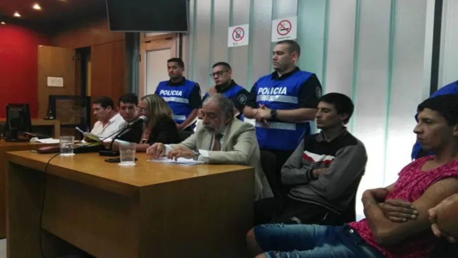 Los acusados del homicidio de Pedro Esteban Larsen, continuarán bajo arresto domiciliario con monitoreo electrónico mediante tobillera, hasta la elevación a juicio. Los acusados del homicidio de Pedro Esteban Larsen, continuarán bajo arresto domiciliario con monitoreo electrónico mediante tobillera, hasta la elevación a juicio.