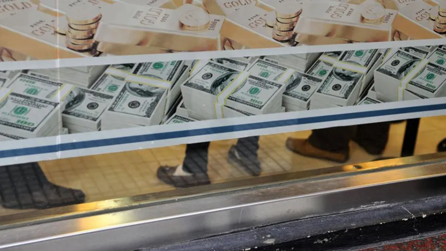 En menos de 15 días se retiraron de los bancos cerca de 3.500 millones de dólares en depósitos. 