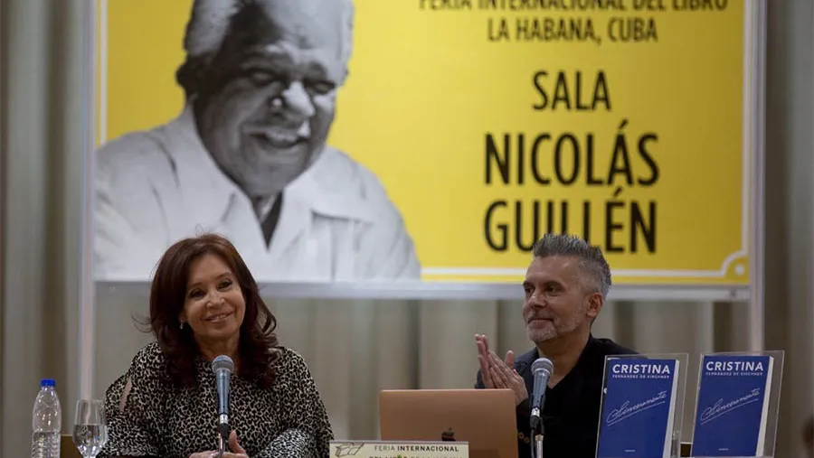 Durante la presentación de su libro “Sinceramente” en la feria del libro de La Habana, Cristina Kirchner se refirió a la negociación de la deuda argentina con el Fondo Monetario. Durante la presentación de su libro “Sinceramente” en la feria del libro de La Habana, Cristina Kirchner se refirió a la negociación de la deuda argentina con el Fondo Monetario.