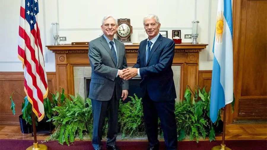 Merrick Garland y Cúneo Libarona en Washington.