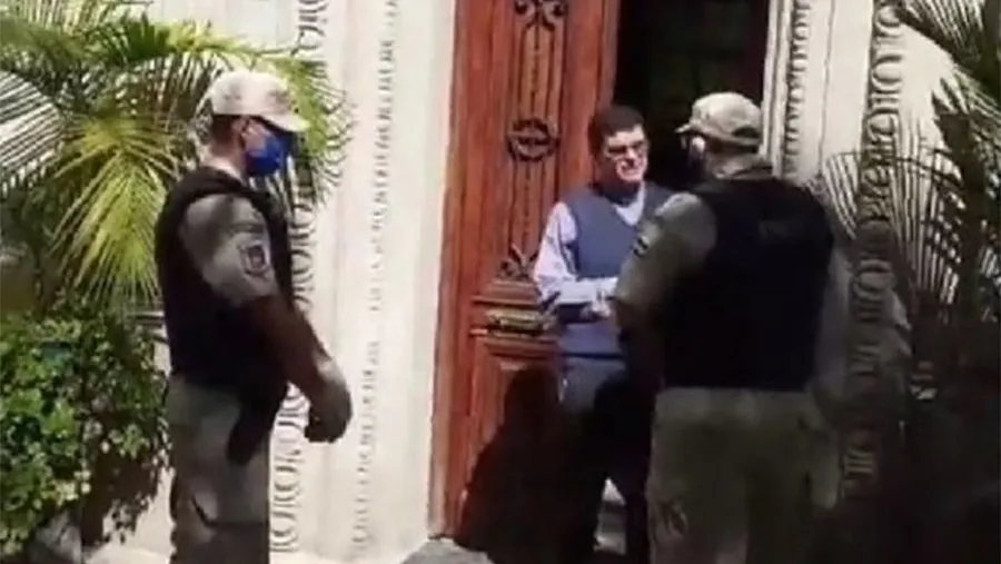 Instante en que personal de Prefectura informa al sacerdote de la apertura de la causa judicial por haber violado la cuarentena. El cura admitió el error y se disculpó por la peregrinación convocada el Viernes Santo. Instante en que personal de Prefectura informa al sacerdote de la apertura de la causa judicial por haber violado la cuarentena. El cura admitió el error y se disculpó por la peregrinación convocada el Viernes Santo.
