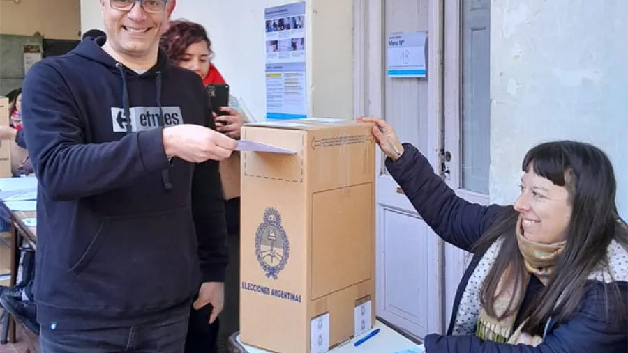 Dante Klocker al emitir su voto en la Escuela Moreno de Paraná.