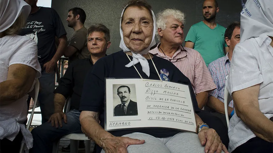 Una madre de la Plaza de Mayo retratada durante una ceremonia frente a la Casa Rosada, en marzo de 2016.