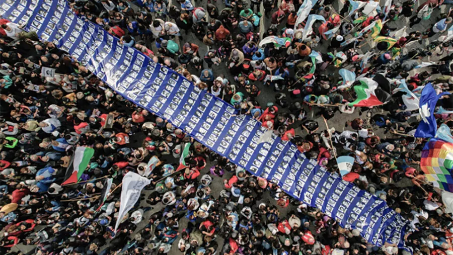 Una marcha que pretende quedar en la memoria de todos, repudia el negacionismo y denuncia el recorte de las libertades democráticas que ejecuta el gobierno de Javier Milei.