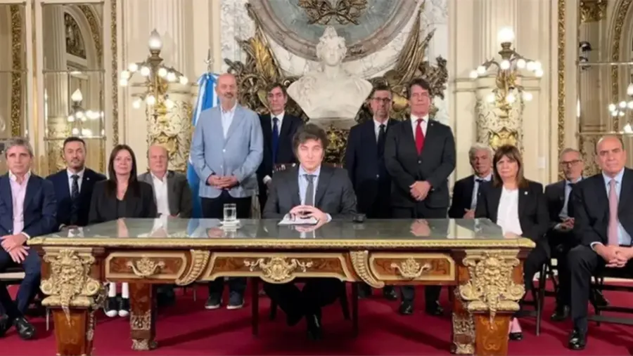 Javier Milei anuncia su “mega DNU” de desregulación de la economía. Imagen captura de televisión.