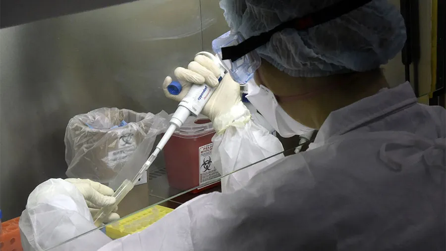 El Ministerio de Salud de la Nación confirmó 81 casos de SARS-CoV-2 variante Delta por laboratorio, de las cuales 62 corresponden a viajeros internacionales, 17 a personas relacionadas con dichos viajeros -contactos estrechos o contactos de sus contactos- con secuenciación de variante Delta; y dos casos en los que hasta el momento no se ha identificado el nexo.