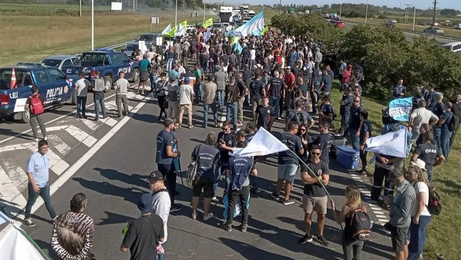 La reacción de los trabajadores ante la amenaza de una ola de despidos ya generó cortes de ruta.
