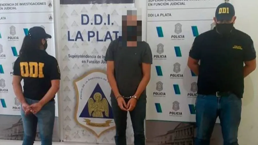 La foto de Buzali esposado difundida por la policía